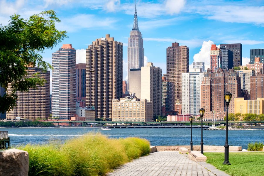 Les gratte-ciel de Midtown Manhattan et l’Empire State Building, vus depuis un parc au bord de l’East River