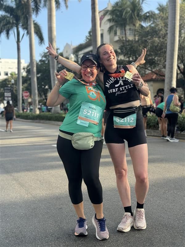 Dos integrantes del equipo de Orbiss celebran con sus medallas tras la carrera de Miami 2025