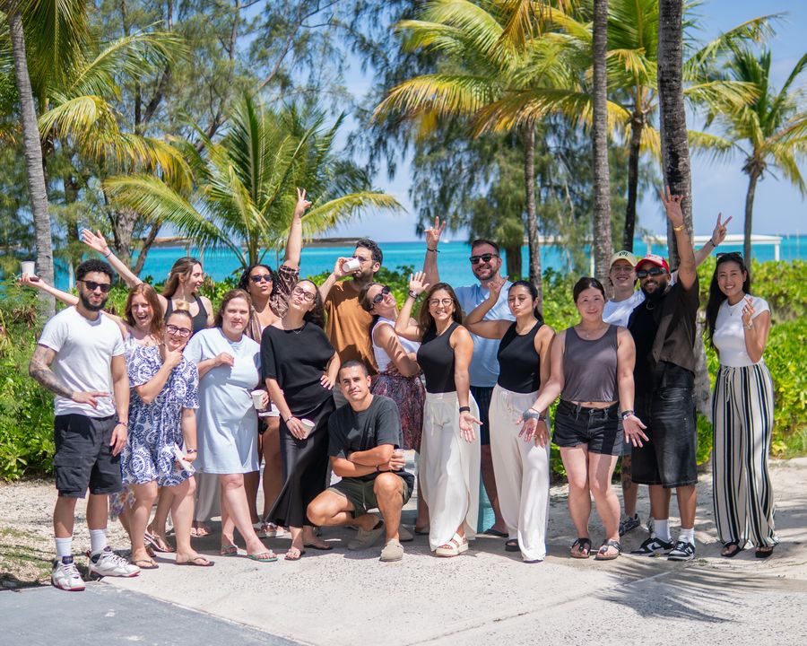 El equipo de Orbiss posando bajo las palmeras, junto al mar