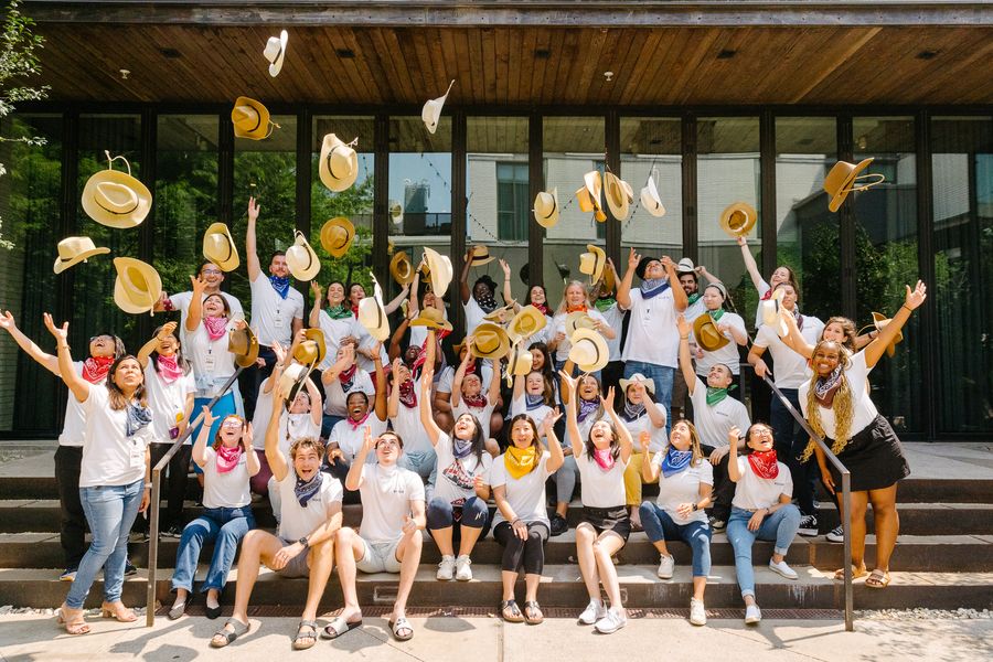 El equipo de Orbiss lanza sus sombreros al aire en una foto de grupo