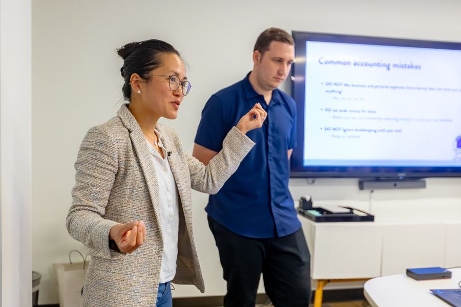 Daisy Lee leading a workshop for Les Déterminés