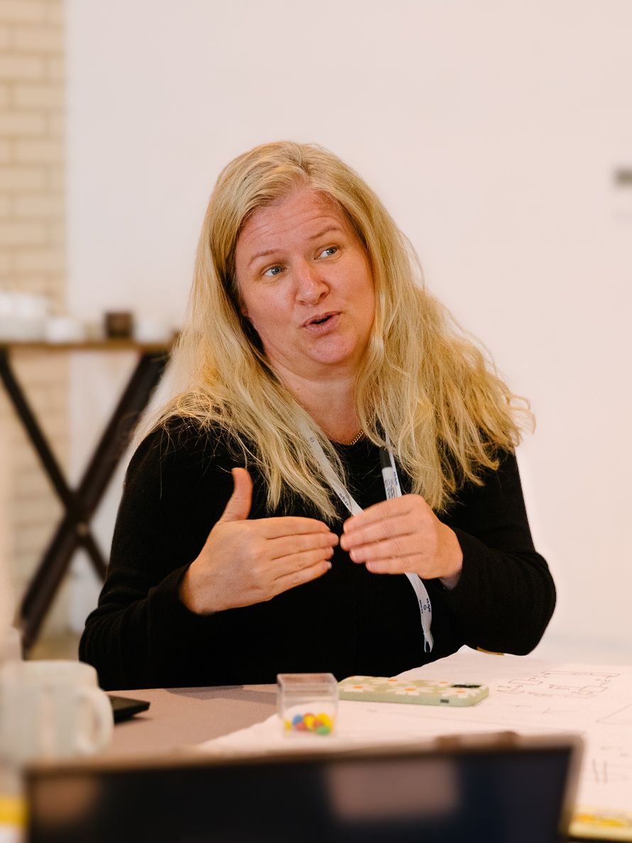 Une participante prend la parole lors d’une table ronde