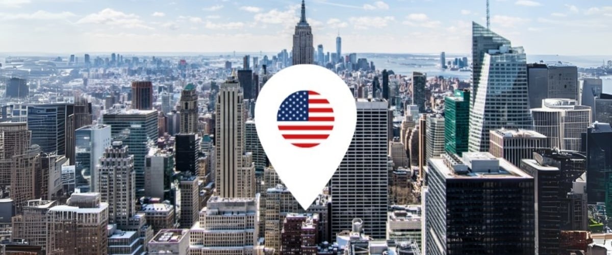 Vue de New York avec un repère de carte aux couleurs du drapeau américain