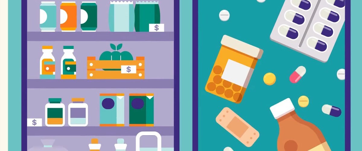 Ilustración de estantes de tienda con productos, junto a frascos de medicamentos y pastillas