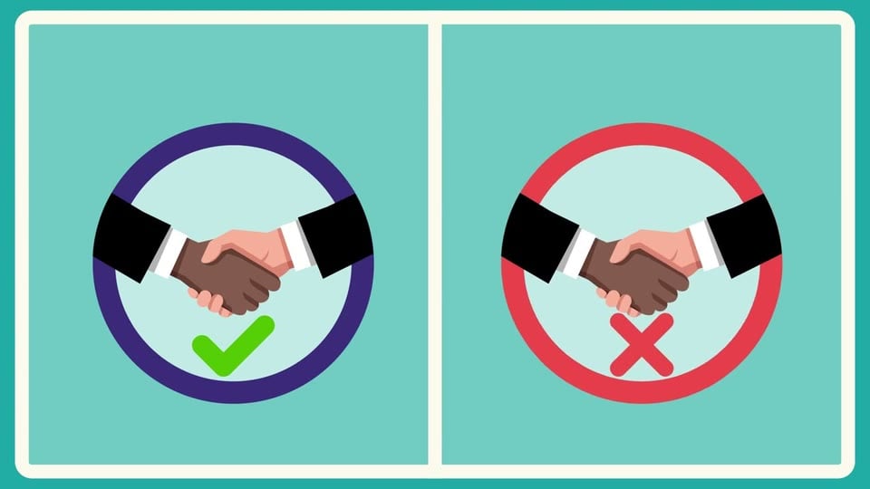 Dos iconos de apretón de manos: uno con una marca de verificación verde y otro con una cruz roja