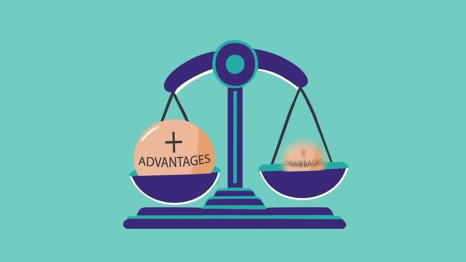 Ilustración con el texto "+ Advantages" (ventajas) en un platillo de una balanza