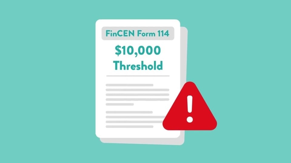 Illustration d'un formulaire FinCEN 114 indiquant le seuil de 10 000 $, avec un panneau d'avertissement rouge
